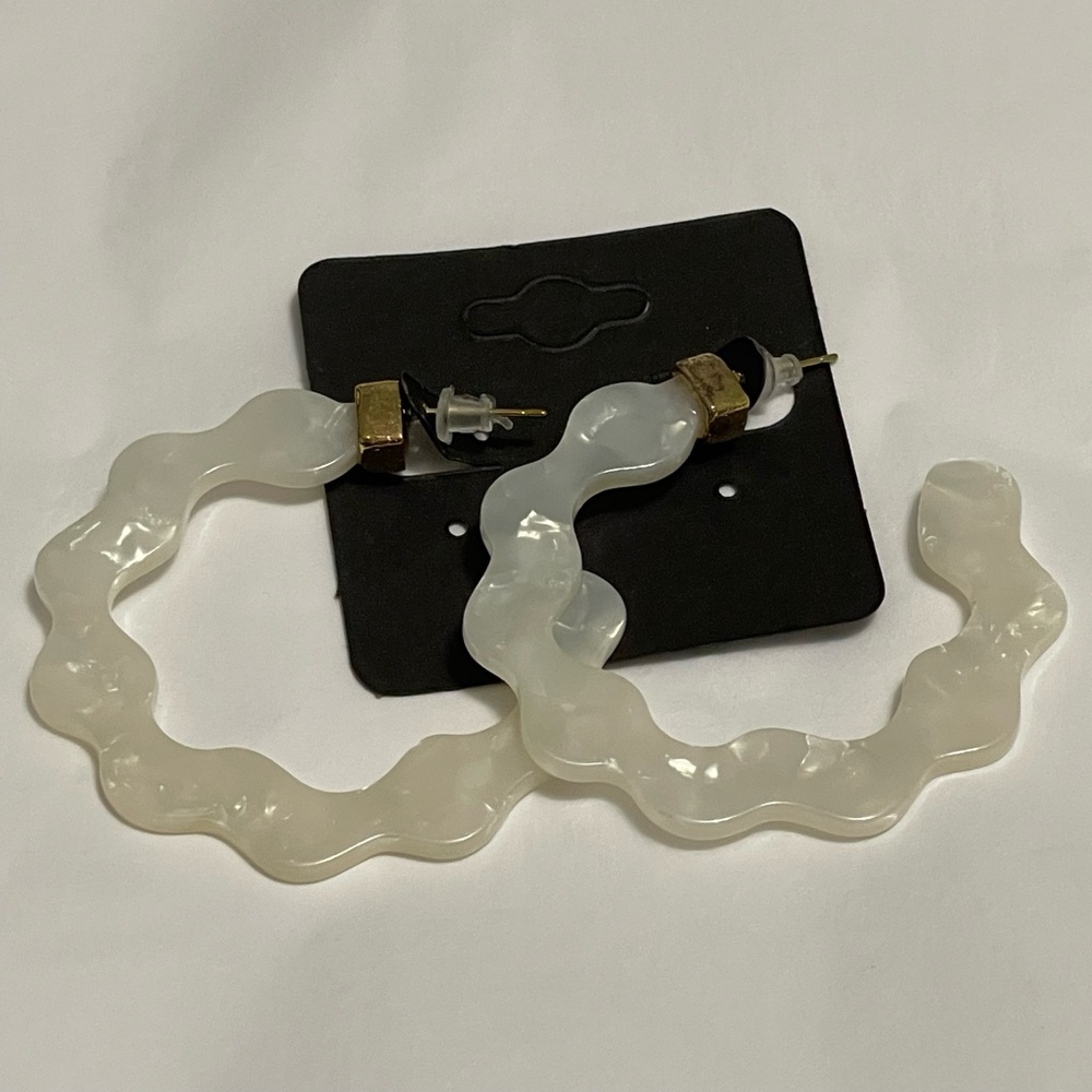 White resin acrylic hoop earrings New